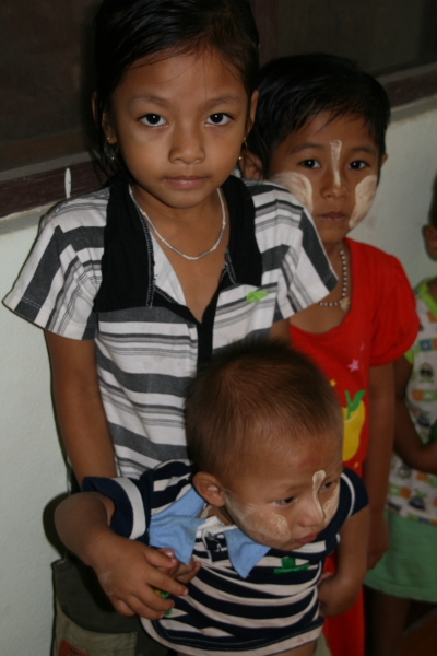 burmese kids in tachilek.JPG